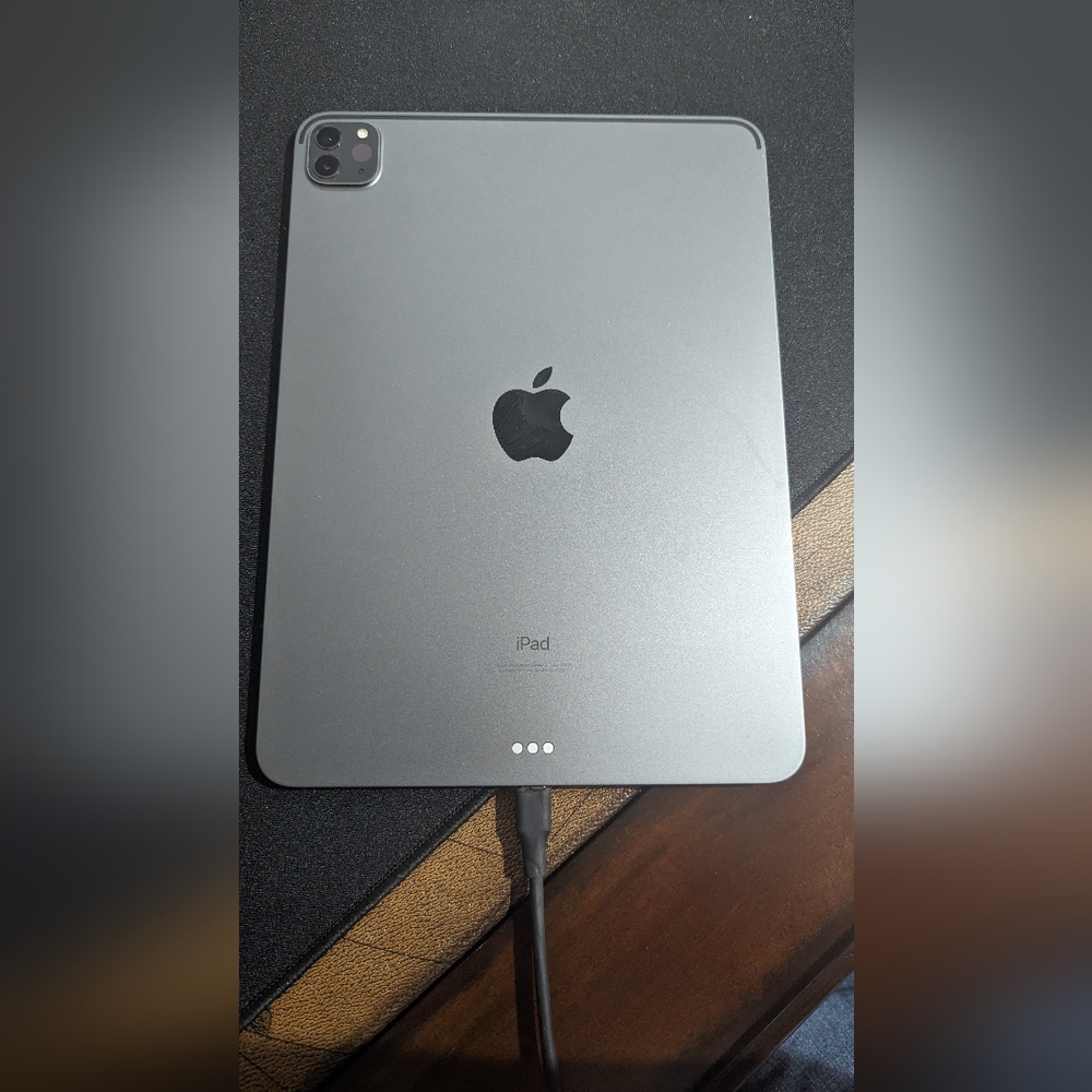 iPad Pro (3rd Gen) - Picture 2 of 4